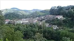un village sur une crête dans la forêt