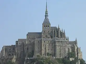Vue de l'abbaye, côté sud, montrant un des nombreux chantiers de restauration entrepris par le centre des monuments nationaux.