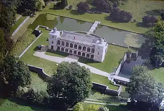 Vue aérienne du château et des douves 1995