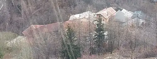 Photographie aérienne de maisons avec des toits et des arbres.