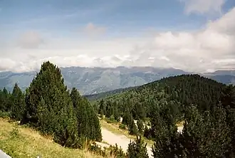 Vue au Nord vers le massif de Tabe.