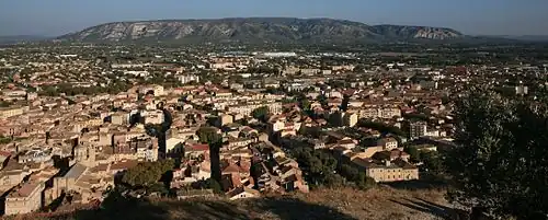 Vue de Cavaillon depuis la colline Saint-Jacques avec le Petit Luberon en fond, orientation plein est.