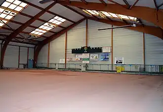 Vue de l'intérieur du boulodrome de l'Olympique Boules Saint-Maurice-de-Beynost (OBSM).