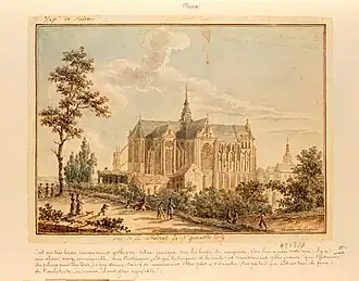 Collégiale de Saint-Quentin vue depuis le nord avec, au premier plan, des arbres et des promeneurs.