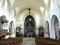 Église : la nef (moderne) et le chœur (roman).
