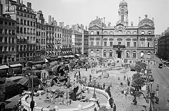La place pendant l'Occupation avec la fontaine Bartholdi en face de l'hôtel de ville.