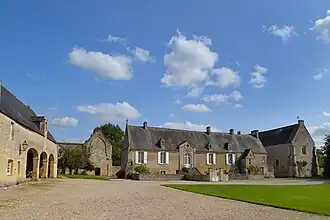 L'abbaye Sainte-Marie vue depuis la porterie.