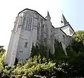 Vue depuis la terrasse du bas, montrant la tour poivrière.