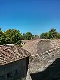 La vue depuis la tour de Montaigne (2e&nbsp;étage). La tour au fond est la tour de sa femme.