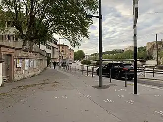 Quai Chauveau,vue vers l'amont et le pont Kœnig