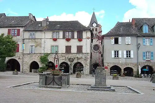 Place centrale, côté Est.