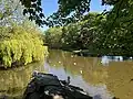 Vue du parc St Stephen's Green et son lac en mai 2025