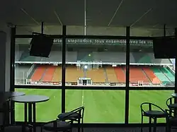 Vue du stade depuis le Salon Platini en 2006 avant rénovation.