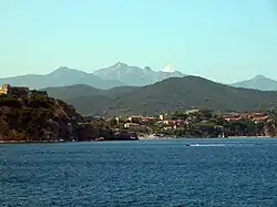Vue des côtes de l'île d'Elbe en arrivant à Portoferraio.