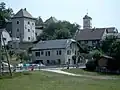 Vue du village d'en bas avec vue sur le château & l'église.