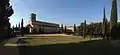 Vue panoramique extérieure de l'abbaye au petit matin.