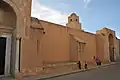 Vue partielle de la façade orientale montrant le mur compris entre le troisième et le quatrième porche.