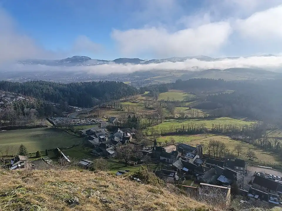 Vue photographique de Saint-Pierre-Eynac depuis la Vierge en surplomb du village, en décembre 2024. En arrière-plan : Saint-Julien Chapteuil