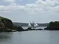 Vue du sentier côtier sur les îles du Bendy parées par La Recouvrance