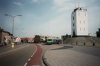 Place Vuurbeaak à Katwijk avec le phare Vuurbaak à droite.