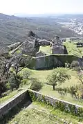Casernements sud en ruine.