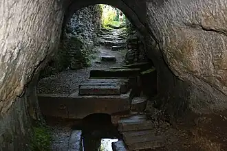L'entrée de la galerie en haut)et le canal vers Saintes (en bas).