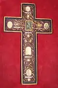 Croix-reliquaire paperolles.