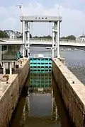 L'écluse no&nbsp;1 du canal de Nantes à Brest. Vue vers le Nord de l'accès au "Port de l'Erdre"