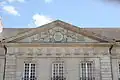 Le fronton de l'hôtel.
