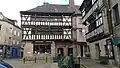 Encorbellement sur sommier, maisons d'angle de Quintin.