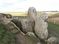 Entrée et pierre de fermeture