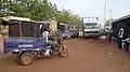 Triporteur et camion.