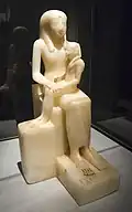 Statue en albâtre représentant Pépi&nbsp;II sur les genoux de sa mère Ânkhésenpépi&nbsp;II, Brooklyn Museum de New York.