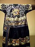 Robe masculine de cour, d'apparat (chaopao), fin XVIIIe&nbsp;siècle. Dynastie Qing. Satin de soie brodé de soie et de fils d'or. Indianapolis Museum of Art.