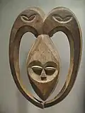 Masque enveloppé de cornes aux yeux. République du Congo