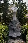 Son buste à Velyka Oboukhivka, raïon de Myrhorod.