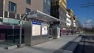 Quai de départ du Terminus Porte de Paris, le long des immeubles en construction lors de l'inauguration de décembre 2014.