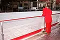 Montage de la rambarde autour d’une patinoire temporaire.