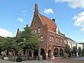 Un grand-café installé dans un bâtiment historique.