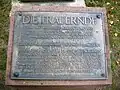 Plaque informative en allemand sur la sculpture Die Trauernde de S.A. Chtcherbakov.