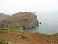 Hillfort Dinas Gynfor sur l'île d'Anglesey, vu depuis le chemin de la côte.