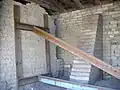 Détail montrant le contreventement du mur intérieur nécessaire pour stabiliser la structure du quartier des officiers.