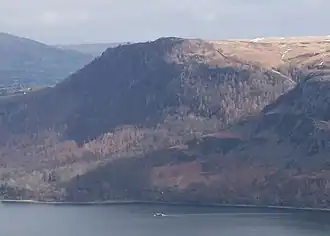 Vue de Walla Crag depuis :Hause Gate&nbsp;(en) sur la rive opposée de la rivière Derwentwater.