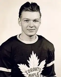 Photographie en noir et blanc d'un joueur de hockey avec un maillot de hockey et sans casque
