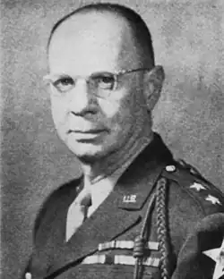 Le général Walter M. Robertson