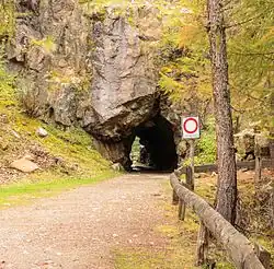 Tunnel le long du sentier du lac.