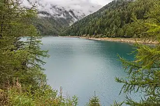 Vue du lac devant le barrage.