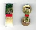 Insigne de warrant officer du corps des Marines pendant la 2e&nbsp;Guerre mondiale. Ce grade et son insigne ont été créés en 1943, en remplacement de trois grades plus anciens. Un insigne d'épaule ou de calot et un insigne de col.