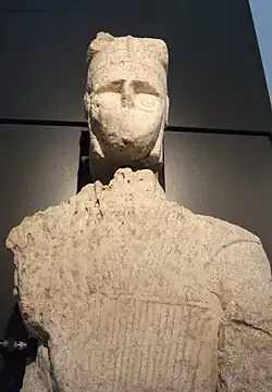 Un portrait du visage et des épaules d'un guerrier.