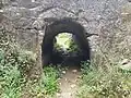 Tunnel d'accès à l'église.